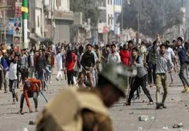 দিল্লিতে সাংবাদিকের প্যান্ট খুলে ধর্ম পরিচয় দিতে বলল হিন্দুসেনারা