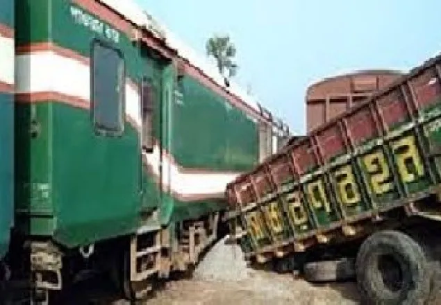 ট্রেনের ধাক্কায় ট্রাক খাদে