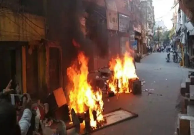 হিন্দু প্রমাণ দিতে বাড়িতে-বাড়িতে গেরুয়া পতাকা