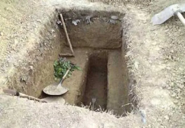 বোনের কবর খুড়তে নেমে ভাইয়ের মৃত্যু!
