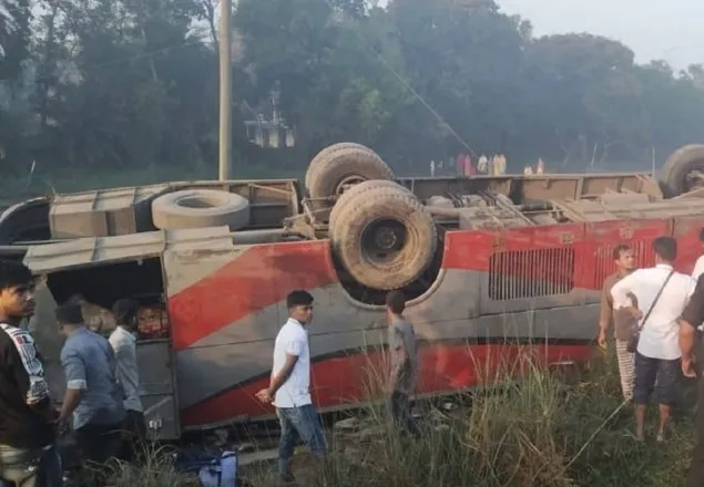 কুমিল্লায় যাত্রীবাহী বাস খাদে, নিহত ৩