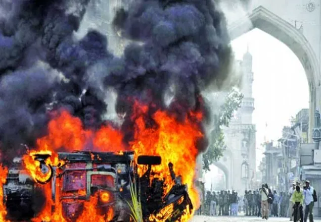 ‘মসজিদ জ্বলে গিয়েছে জানি, কিন্তু মন্দিরে আঁচ লাগতে দেব না’