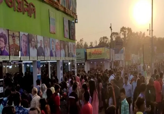 বিদায় ক্ষণে বইমেলায় উপচে পড়া ভিড়
