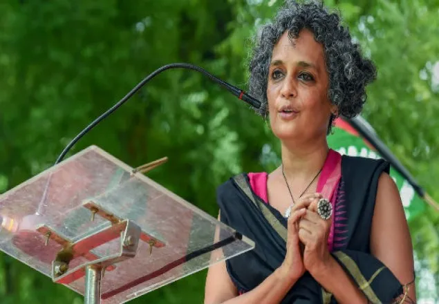  দিল্লির দাঙ্গা করোনাভাইরাসের ‘ভারতীয় ভার্সন’: অরুন্ধতী রায়