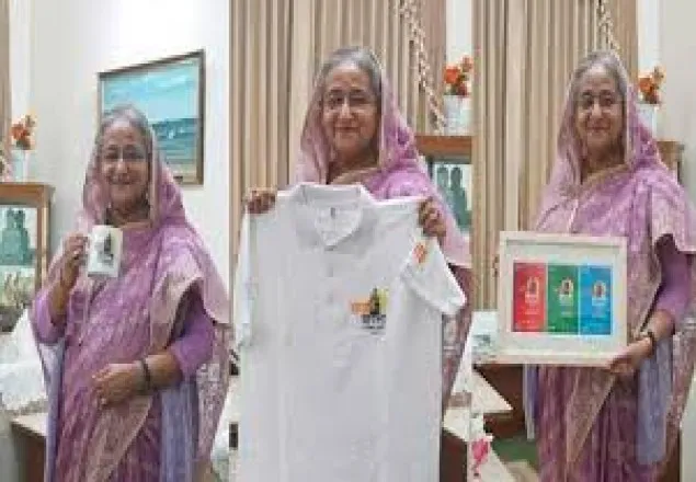 প্রধানমন্ত্রীর হাতে জয় বাংলা কনসার্টের টি-শার্ট, মগ ও পোস্টার
