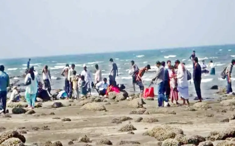 সেন্টমার্টিনে আটকা হাজারো পর্যটক