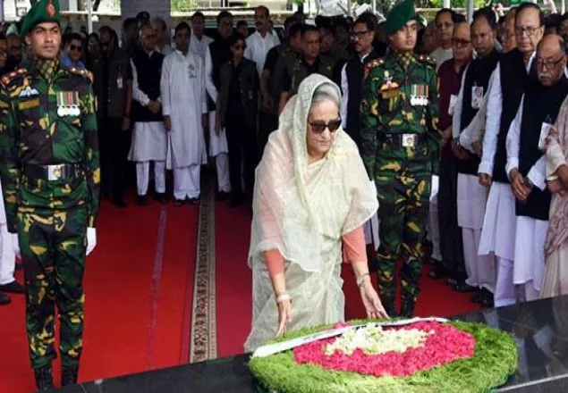 বঙ্গবন্ধুর প্রতিকৃতিতে প্রধানমন্ত্রীর শ্রদ্ধা