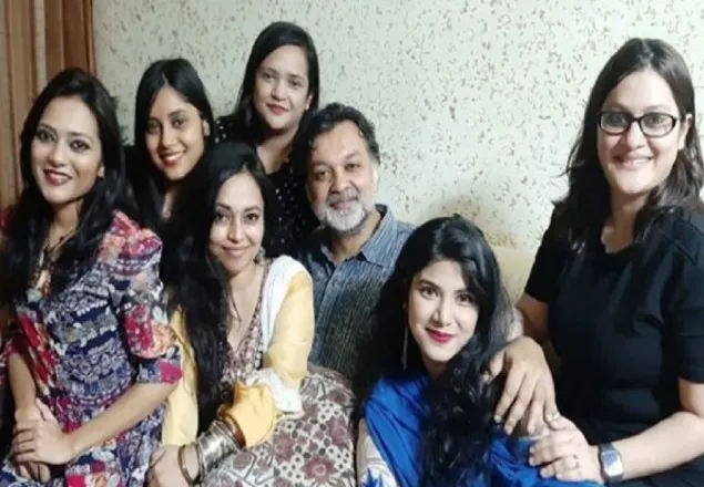  ছয় শালির সঙ্গে রাজকুটিরে সৃজিত
