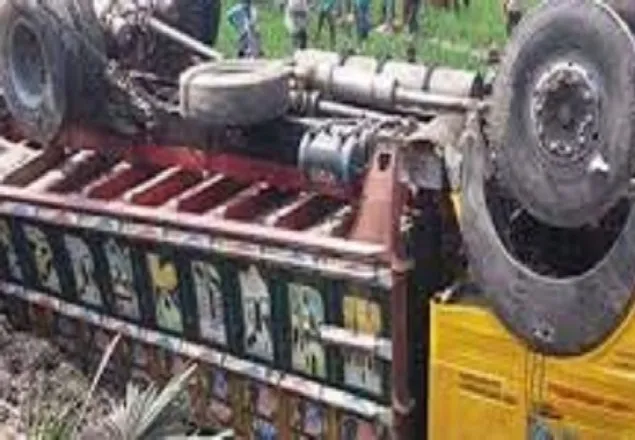 রাজবাড়ীতে ট্রাক উল্টে ব্যবসায়ী নিহত
