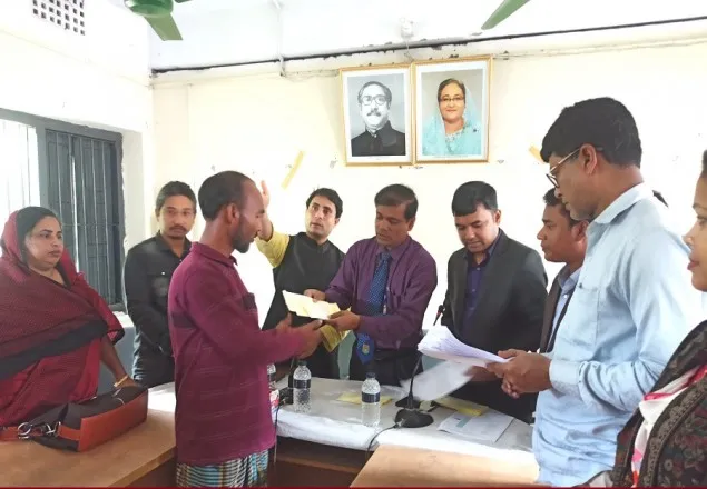 আদিতমারীতে টর্ণেডোর ক্ষতিগ্রস্থদের নগদ অর্থ সহায়তা