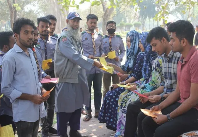 করোনা সচেতনতায় ইবিতে লিফলেট বিতরণ