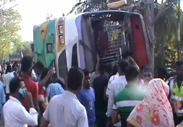 বাগেরহাটে বাস-ট্রাকের মুখোমুখি সংঘর্ষে নিহত ৫