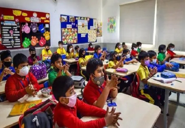 করোনা আতঙ্কে পশ্চিমবঙ্গের সব স্কুল-কলেজ বন্ধ ঘোষণা