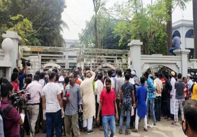 হজ ক্যাম্পে কোয়ারেন্টাইনে থাকা ইতালিফেরতদের বিক্ষোভ
