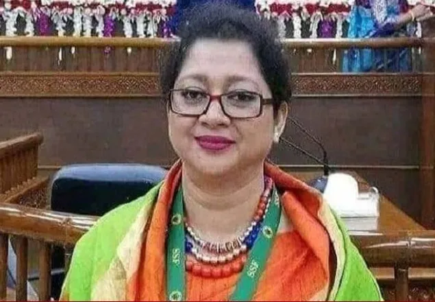 দুই পুলিশ কনস্টেবলের গালে চড় মারলেন যুব মহিলা লীগ নেত্রী
