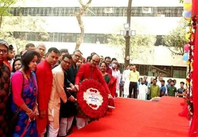 জবি মুজিব মঞ্চে বঙ্গবন্ধুর প্রতিকৃতিতে পুষ্পস্তবক অর্পণ