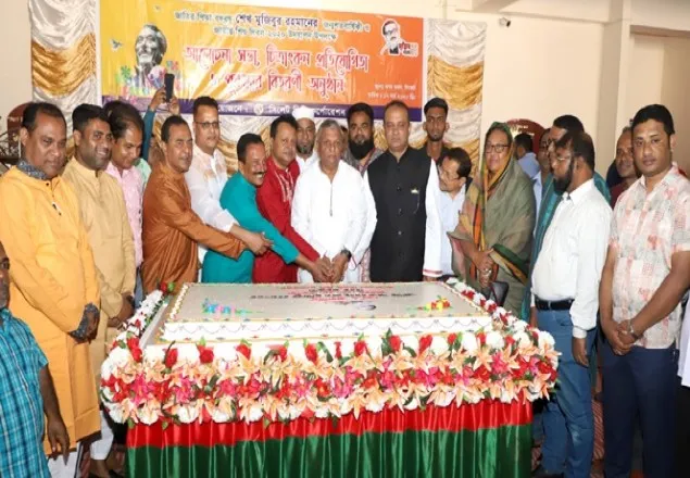 বঙ্গবন্ধুর জন্মদিনে ১০০ পাউন্ডের কেক কাটলেন বিএনপির মেয়র আরিফ