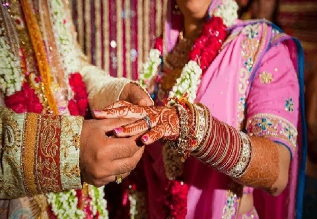 বিয়ের অনুষ্ঠান বন্ধ, নববধূকে নিয়ে হোম কোয়ারেন্টিনে প্রবাসী