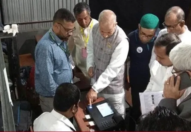 ৪০ মিনিটেও ইভিএমে ভোট দিতে পারলেন না আ.লীগ প্রার্থী