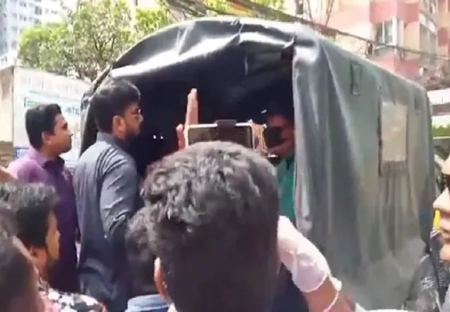 এজেন্টকে ছাড়াতে পুলিশ ভ্যানে উঠে পড়লেন ইশরাক