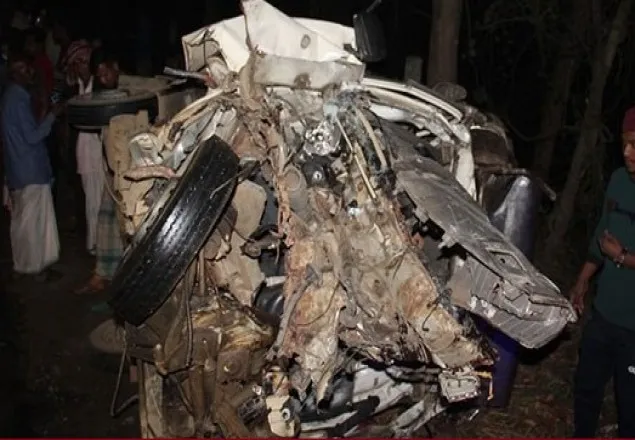 চট্টগ্রামে ট্রাক-লেগুনা মুখোমুখি সংঘর্ষে ১৫ জন নিহত