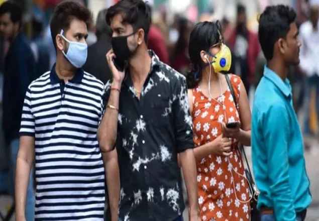 করোনা অতঙ্কে ৩ ফুট দূরত্ব বজায় রেখে চলুন!