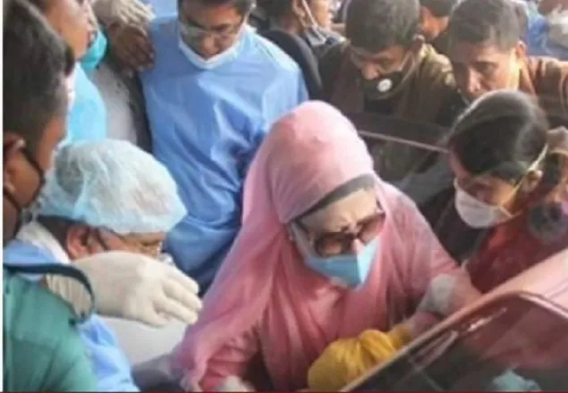 মাস্ক পরে বের হলেন খালেদা জিয়া