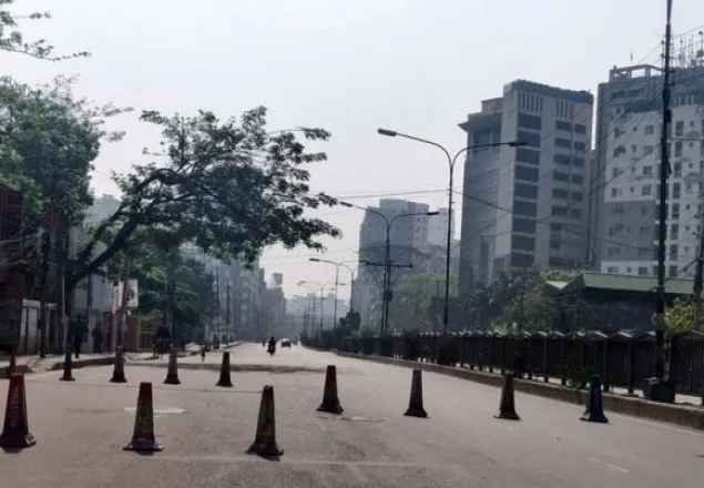 কার্যত লকডাউনে বাংলাদেশ