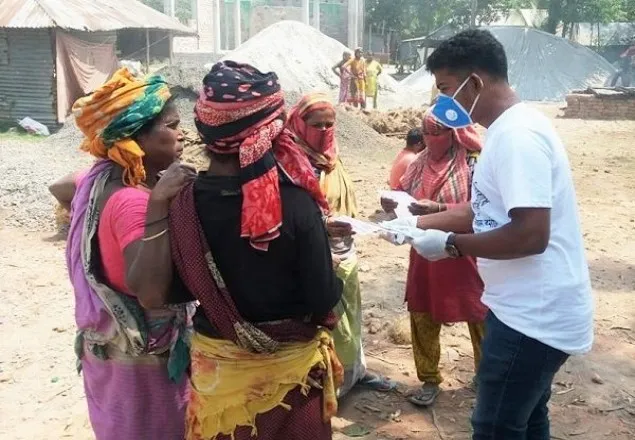 করোনা ভয় উপেক্ষা করে জীবিকার তাগিদে শ্রমজীবীরা!