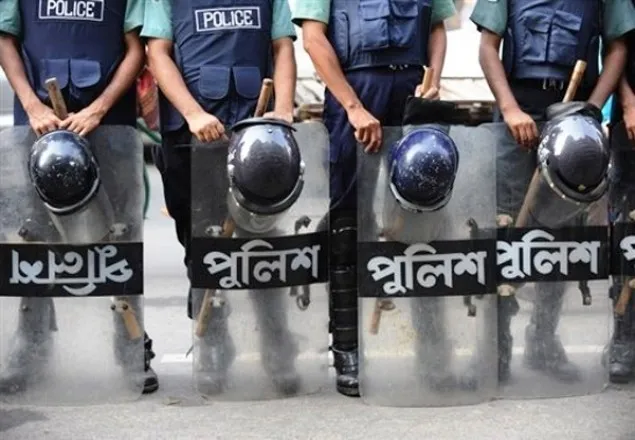 নোয়াখালীতে যুবকের মৃত্যু, ভবন ঘিরে রেখেছে পুলিশ