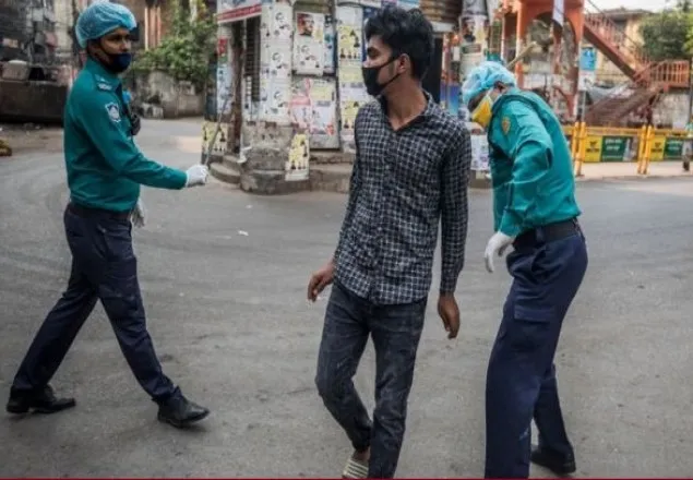 করোনাভাইরাস: পুলিশের লাঠিপেটায় ক্ষোভ