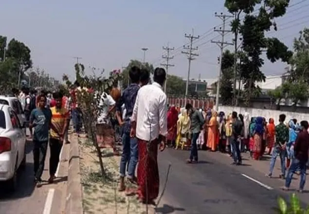  ময়মনসিংহে কারখানা বন্ধের দাবিতে মহাসড়ক অবরোধ