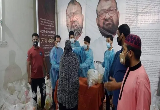 গরিব মানুষের পাশে দাঁড়িয়েছেন ইশরাক