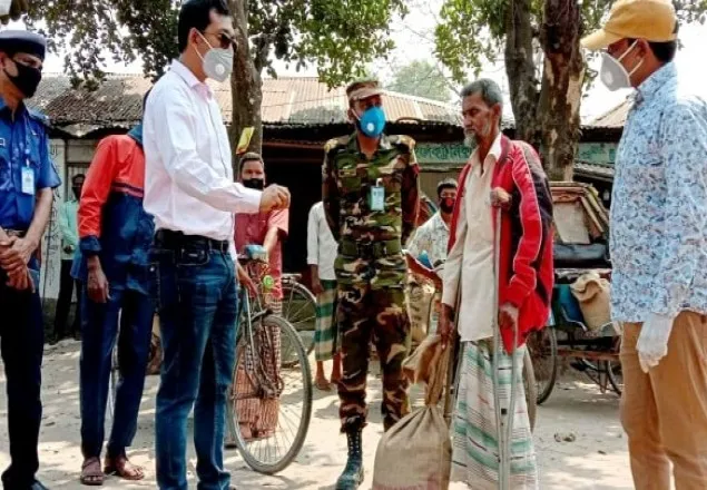 হাতীবান্ধায় ভিক্ষুক ও প্রতিবন্ধীদের বাড়িতে ত্রাণ নিয়ে ইউএনও