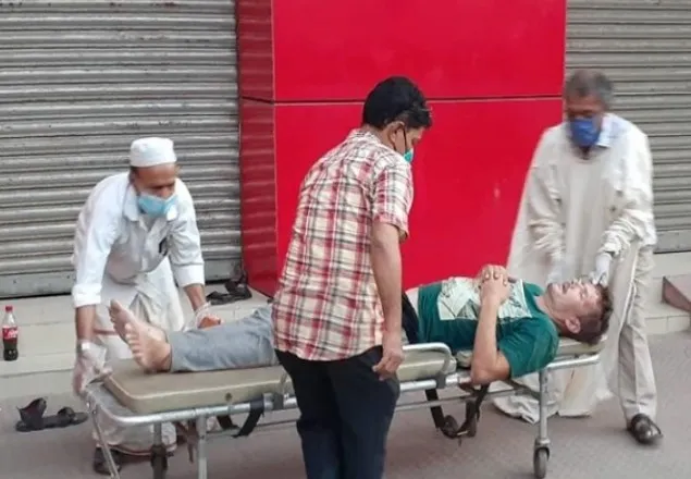 সিলেটে রাস্তায় পড়ে থাকা বিদেশিকে অবশেষে আইসোলেশনে 