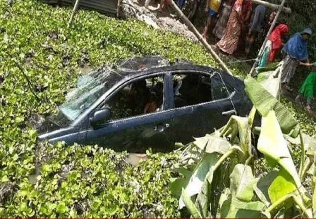কুমিল্লায় প্রাইভেটকার খাদে, স্বামী-স্ত্রী ও চালক নিহত