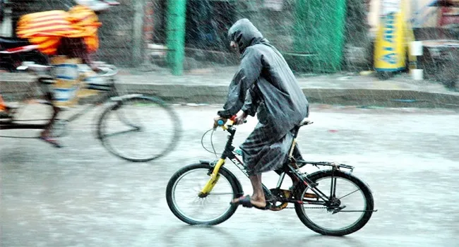 ‘বৃষ্টি আর যানজটে রাজধানীবাসীর দুর্ভোগ চরম’