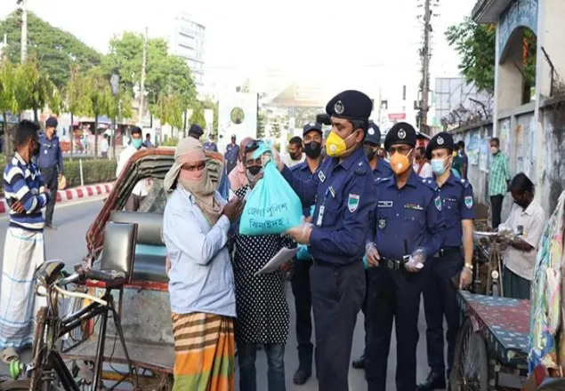 করোনাভাইরাস: সাধারণ জনগণের পাশে ঝিনাইদহের পুলিশ সুপার হাসানুজ্জামান