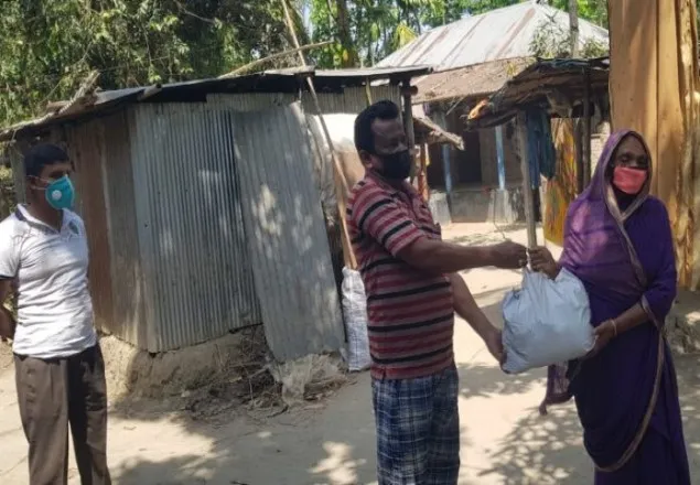 মাগুরায় অসহায় দরিদ্রদের মাঝে খাদ্য সামগ্রী পৌঁছে দিচ্ছে ‘রাউতড়া তরুণ সংঘ’