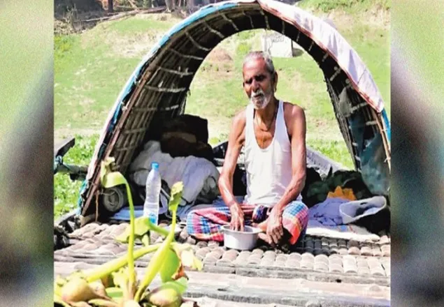 বাড়িতে জায়গা নেই, তাই নৌকায় ‘হোম কোয়ারেন্টিন’