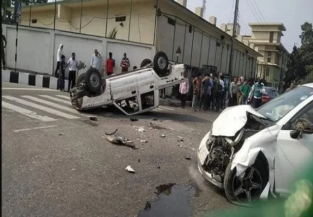 প্রধানমন্ত্রীর কার্যালয়ের সামনে ২ গাড়ির ভয়াবহ সংঘর্ষ