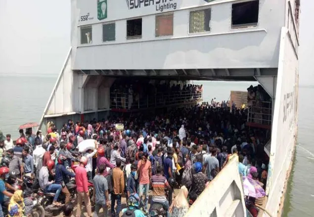 চাকরি বাঁচাতে নৌরুটে পোশাক শ্রমিকদের ঢল