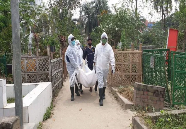 করোনা : পরিবারের কেউ এগিয়ে আসেনি, বৃদ্ধার দাফন করলেন যুবদল নেতা