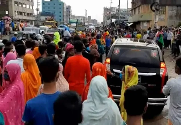বেতনের দাবিতে লকডাউন ভেঙে পোশাক শ্রমিকদের বিক্ষোভ
