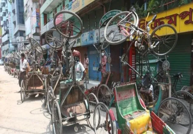 ‘পেটের তাগিদে সড়কে নেমে রিকশা চালকরা বিপাকে’