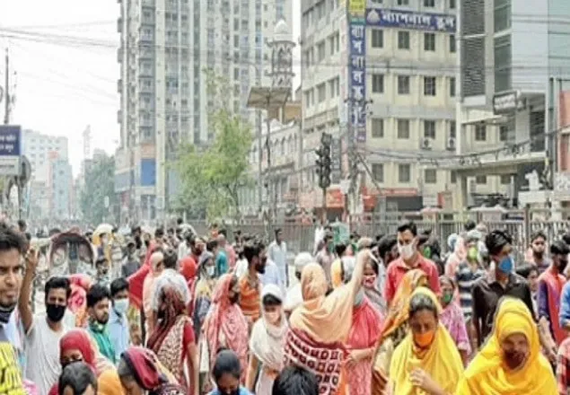  বাড্ডায় ত্রাণের জন্য শতশত মানুষের বিক্ষোভ