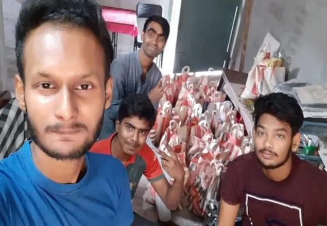 রাজশাহীতে ছাত্রদের উদ্যোগে অর্ধশতাধিক পরিবারকে ত্রান বিতরণ