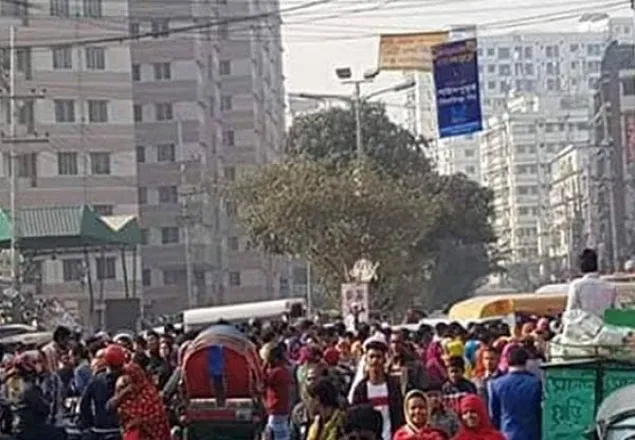 পাওনা দাবিতে আদাবরে পোশাক শ্রমিকদের বিক্ষোভ