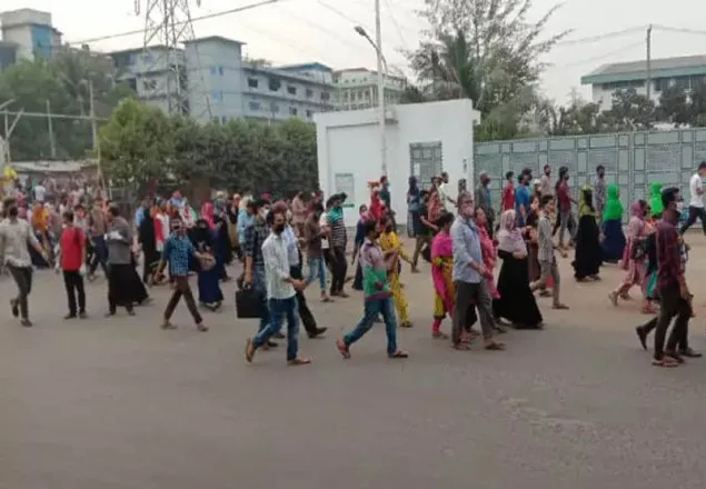 শ্রমিকদের বেতন পরিশোধ না করায় শাস্তির মুখে ৩৭০ কারখানা