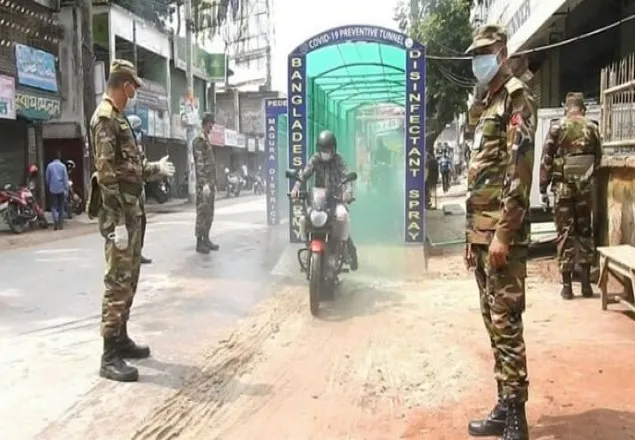 মাগুরায় করোনা প্রতিরোধে সেনাবাহিনীর জীবাণুনাশক স্প্রে